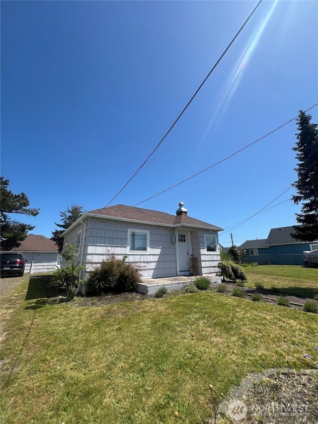 908 Washington Ave N, Long Beach, WA 98631 - view of front of property featuring a front yard and a chimney