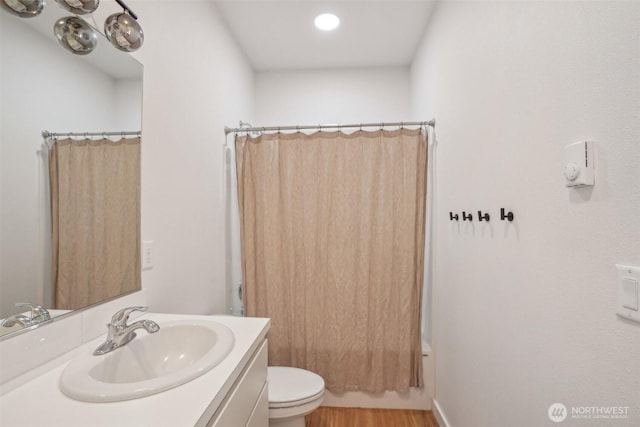 201 SE Alder St, Winlock, WA 98596 - full bath featuring vanity, toilet, shower / tub combo with curtain, wood finished floors, and recessed lighting