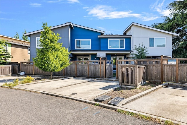 684 SW 100th St, Seattle, WA 98106 - view of front of home featuring a fenced front yard