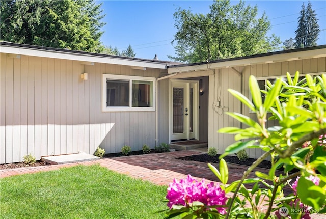 639 130th Ave NE, Bellevue, WA 98005 - property entrance with a lawn