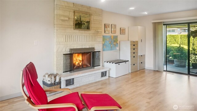 1525 E Catalpa St, Othello, WA 99344 - living area featuring a fireplace, wood finished floors, baseboards, and recessed lighting