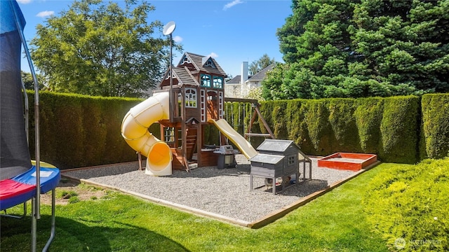 1525 E Catalpa St, Othello, WA 99344 - view of play area featuring a trampoline