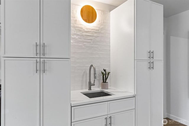 4126 19th Ave SW, Seattle, WA 98106 - bar with a sink, backsplash, and baseboards