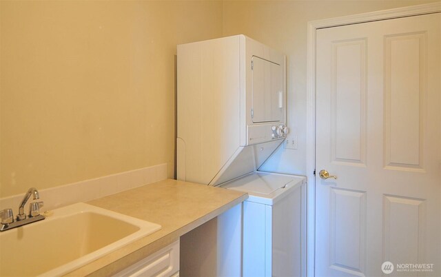 1494 Eastmont Ave Unit 58, East Wenatchee, WA 98802 - washroom with estacked washer and dryer and a sink