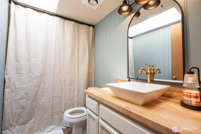 8082 Daniel Pl NW, Silverdale, WA 98383 - full bathroom with toilet, vanity, and curtained shower