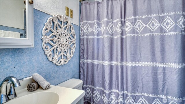 4821 101st St SW, Lakewood, WA 98499 - bathroom with vanity, toilet, and a shower with shower curtain