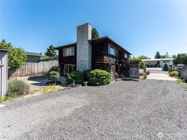 604 N Larch Ave, East Wenatchee, WA 98802 - view of front facade with a chimney and gravel driveway