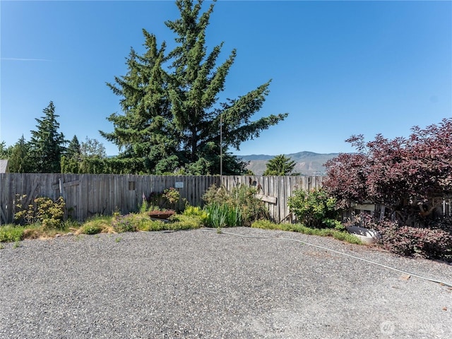 604 N Larch Ave, East Wenatchee, WA 98802 - view of yard featuring a mountain view