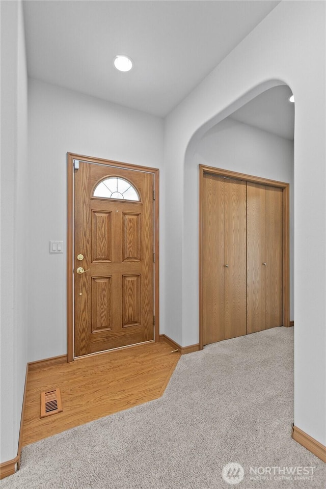 509 Clover Ln, Bellingham, WA 98226 - carpeted foyer entrance with arched walkways and baseboards