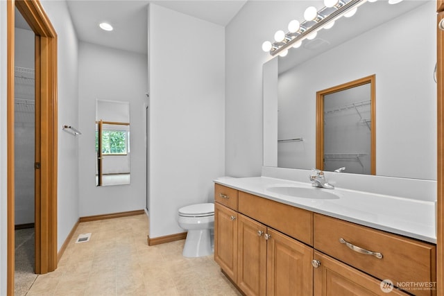 509 Clover Ln, Bellingham, WA 98226 - full bath with vanity, a walk in closet, toilet, and baseboards