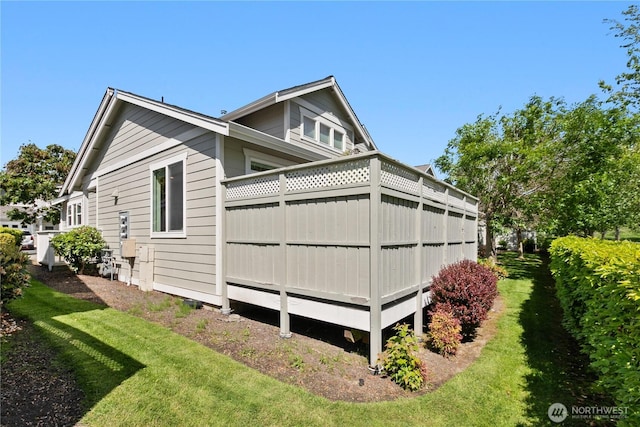 509 Clover Ln, Bellingham, WA 98226 - view of side of property featuring a yard