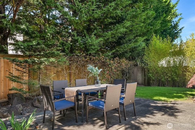 27332 SE 10th Ct, Sammamish, WA 98075 - fenced backyard featuring a patio and outdoor dining area