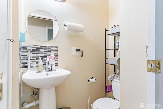 7919 37th Ave S, Seattle, WA 98118 - bathroom featuring tasteful backsplash and toilet