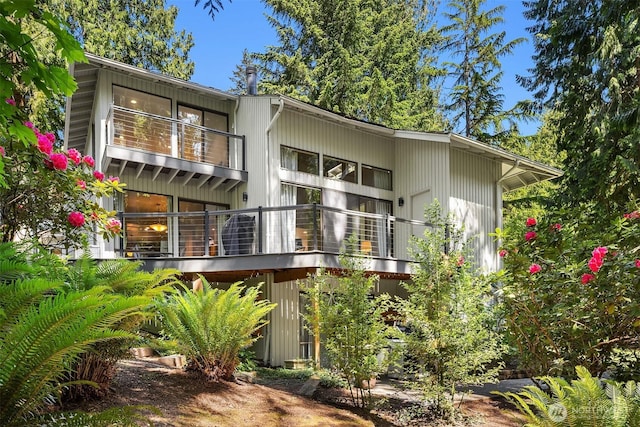 2911 216th Ave NE, Sammamish, WA 98074 - back of house featuring a balcony