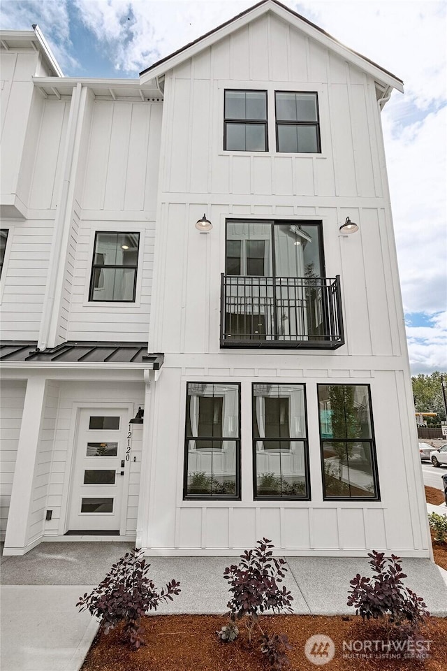 12080 127th Avenue Ct E Unit 73, Puyallup, WA 98374 - view of front facade with a standing seam roof, board and batten siding, a balcony, and metal roof