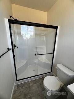 12080 127th Avenue Ct E Unit 73, Puyallup, WA 98374 - full bath with a stall shower, toilet, baseboards, vanity, and vaulted ceiling
