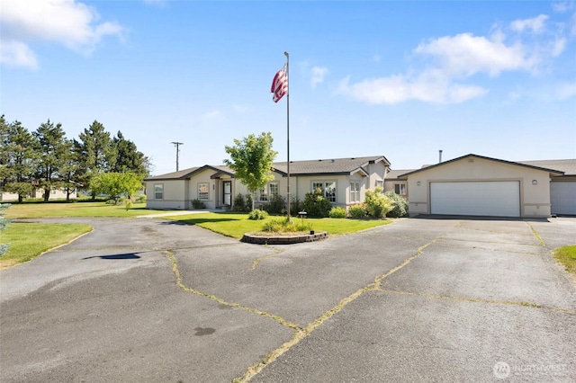 1183 E.9 Rd NE, Moses Lake, WA 98837 - single story home featuring stucco siding, a front lawn, asphalt driveway, and an attached garage