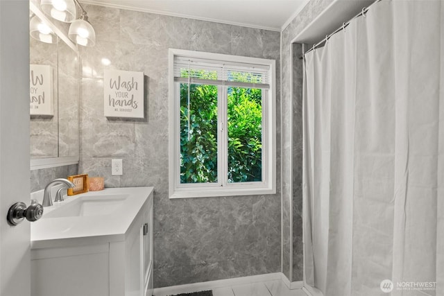 121 SW Alfred Ave, Chehalis, WA 98532 - bathroom with vanity, a shower with shower curtain, and crown molding