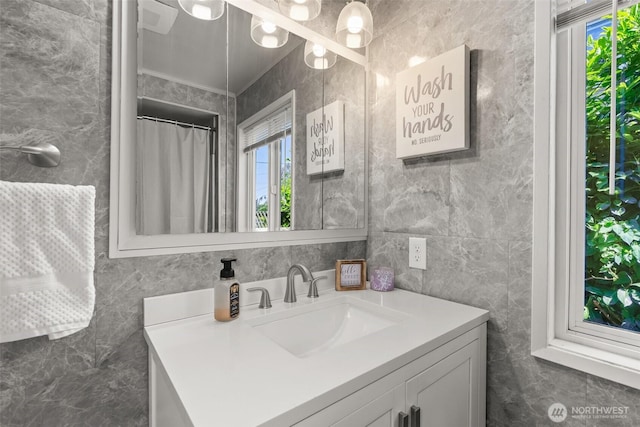 121 SW Alfred Ave, Chehalis, WA 98532 - full bath featuring tile walls and vanity