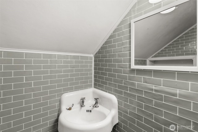 121 SW Alfred Ave, Chehalis, WA 98532 - bathroom featuring vaulted ceiling and tile walls