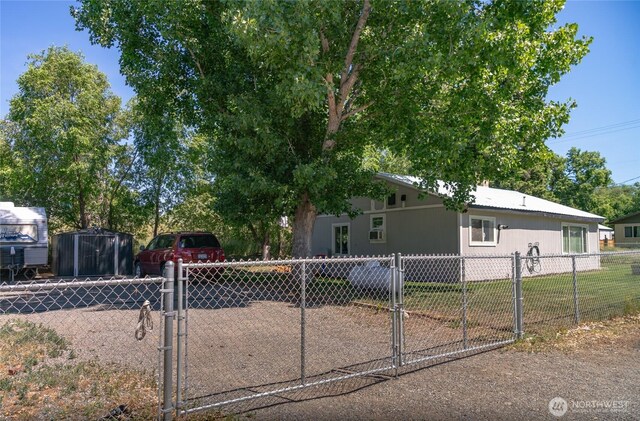 632 Dayton St, Omak, WA 98841 - view of front of home featuring a gate and a storage unit
