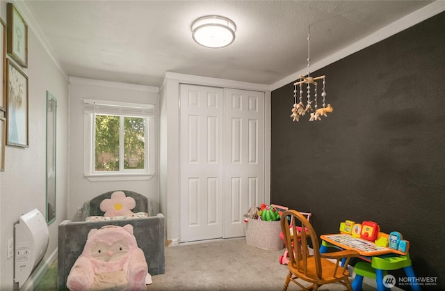 632 Dayton St, Omak, WA 98841 - recreation room with a chandelier, carpet, and crown molding