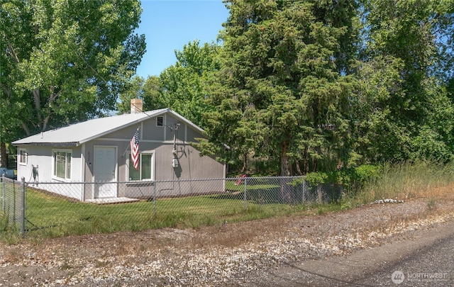 632 Dayton St, Omak, WA 98841 - view of front of house with a fenced front yard and a chimney