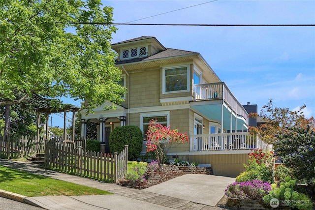 920 4th Ave N, Seattle, WA 98109 - view of front of house featuring a balcony