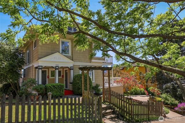 920 4th Ave N, Seattle, WA 98109 - view of front facade featuring covered porch and a fenced front yard