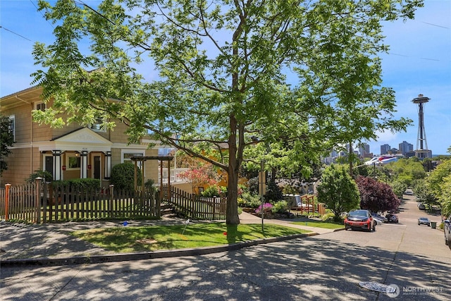 920 4th Ave N, Seattle, WA 98109 - view of front of home featuring a fenced front yard