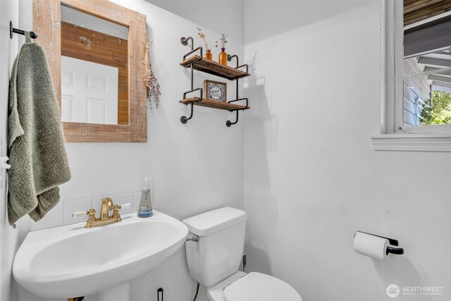 25161 13th Ave S, Des Moines, WA 98198 - bathroom with a sink and toilet