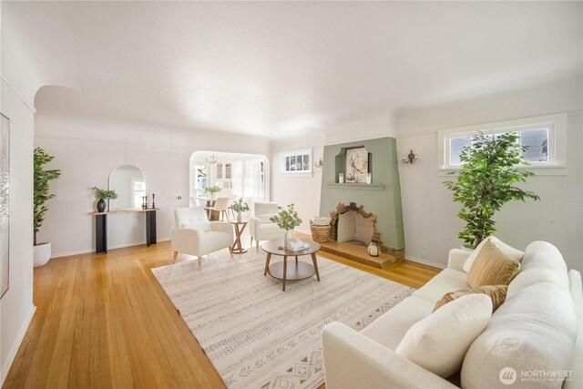 707 Ryan Ave, Sumner, WA 98390 - living room featuring arched walkways and light wood-style floors