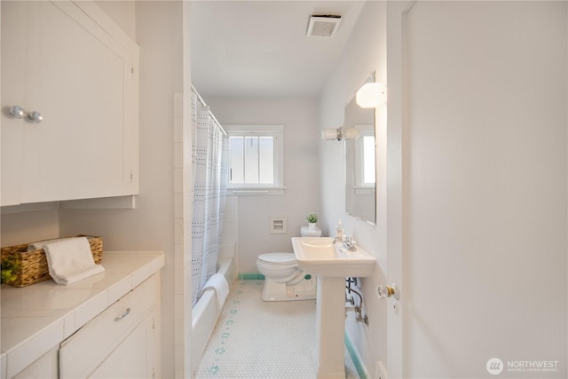 707 Ryan Ave, Sumner, WA 98390 - bathroom featuring shower / tub combo and tile patterned flooring