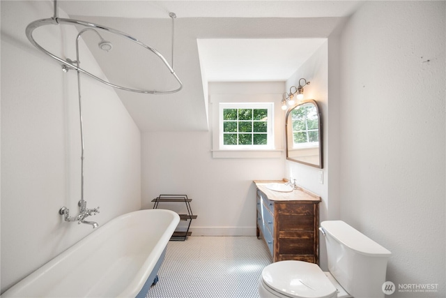 707 Ryan Ave, Sumner, WA 98390 - bathroom featuring a freestanding bath and vanity