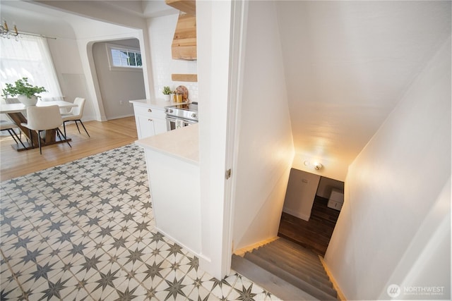 707 Ryan Ave, Sumner, WA 98390 - stairway featuring tile patterned floors and arched walkways