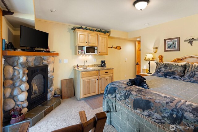 8775 Icicle Rd, Leavenworth, WA 98826 - bedroom featuring light carpet and wet bar