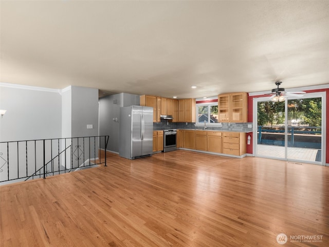 11822 10th Ave S, Seattle, WA 98168 - kitchen featuring stainless steel appliances, light wood finished floors, ceiling fan, backsplash, and crown molding