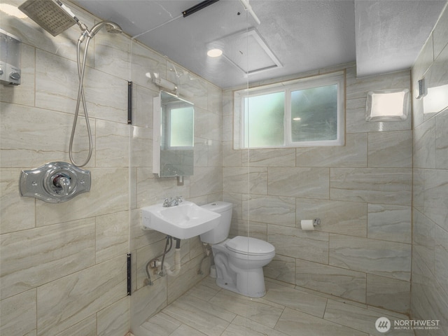11822 10th Ave S, Seattle, WA 98168 - full bath featuring tiled shower, tile walls, and marble look tiles