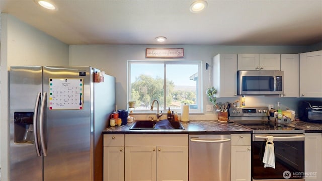 504 Ash St N, Omak, WA 98841 - kitchen featuring appliances with stainless steel finishes, a sink, dark countertops, and recessed lighting