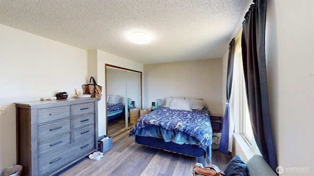 504 Ash St N, Omak, WA 98841 - bedroom with wood finished floors, a textured ceiling, and a closet