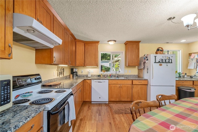 3256 S 360th St, Auburn, WA 98001 - kitchen featuring under cabinet range hood, white appliances, a sink, light wood-style floors, and a textured ceiling