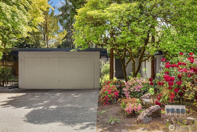 7633 NE 123rd St, Kirkland, WA 98034 - view of front of property featuring driveway