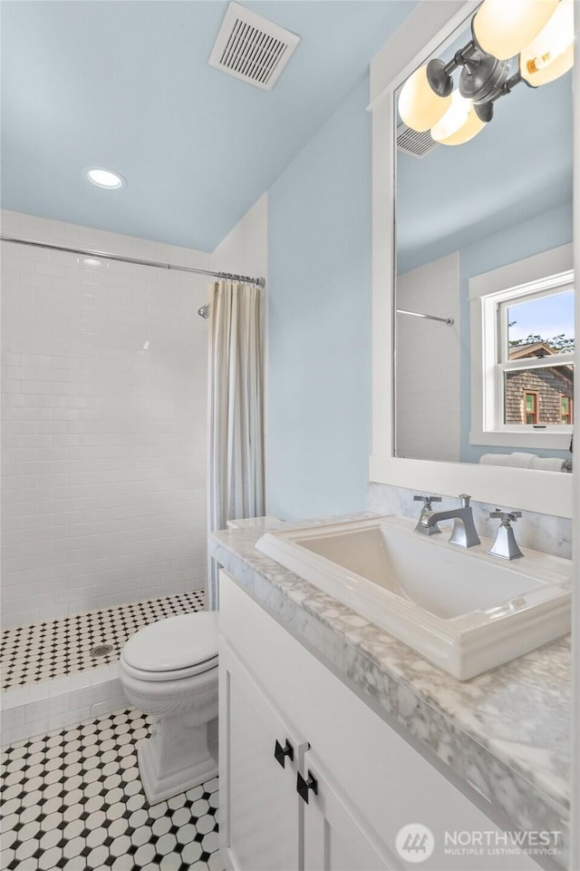 33 N Glen Ln, Pacific Beach, WA 98571 - full bath featuring vanity, a tile shower, toilet, and recessed lighting