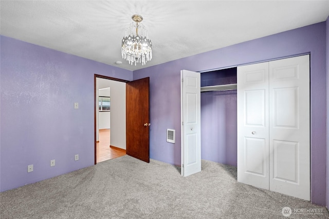1428 N 2nd Ave, Kelso, WA 98626 - unfurnished bedroom with carpet flooring, a chandelier, and a closet