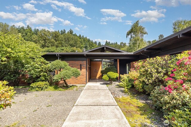 16 Riverview Dr NE, Auburn, WA 98002 - entrance to property with brick siding