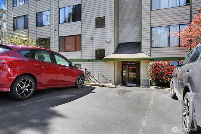 9512 1st Ave NE Unit 402, Seattle, WA 98115 - view of uncovered parking lot