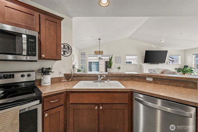 2143 Hammond Ave Unit E10, Dupont, WA 98327 - kitchen featuring stainless steel appliances, a sink, vaulted ceiling, open floor plan, and a peninsula
