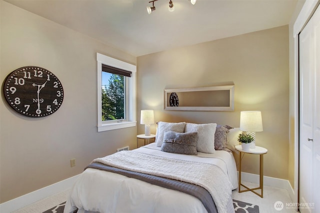 120 NW 39th St Unit 406, Seattle, WA 98107 - bedroom with baseboards and a closet