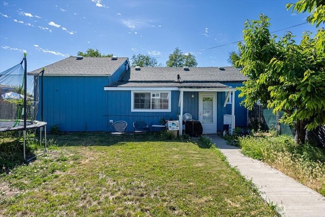 412 Maple Ct, Toppenish, WA 98948 - rear view of house featuring a trampoline
