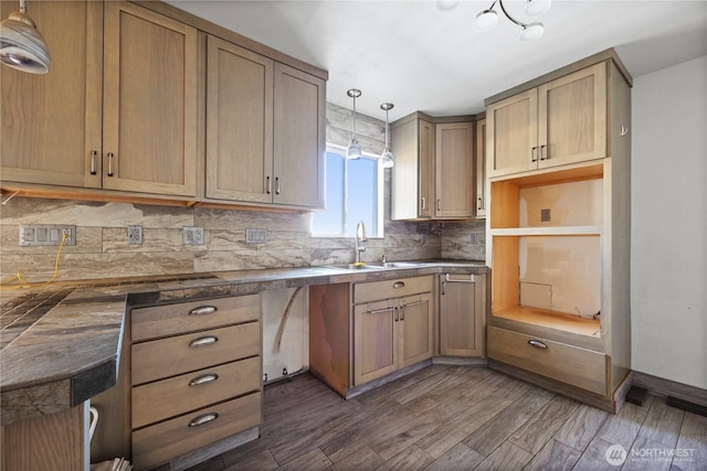 1203 S 8th Ave, Yakima, WA 98902 - kitchen featuring tasteful backsplash, dark wood-type flooring, decorative light fixtures, and dark countertops